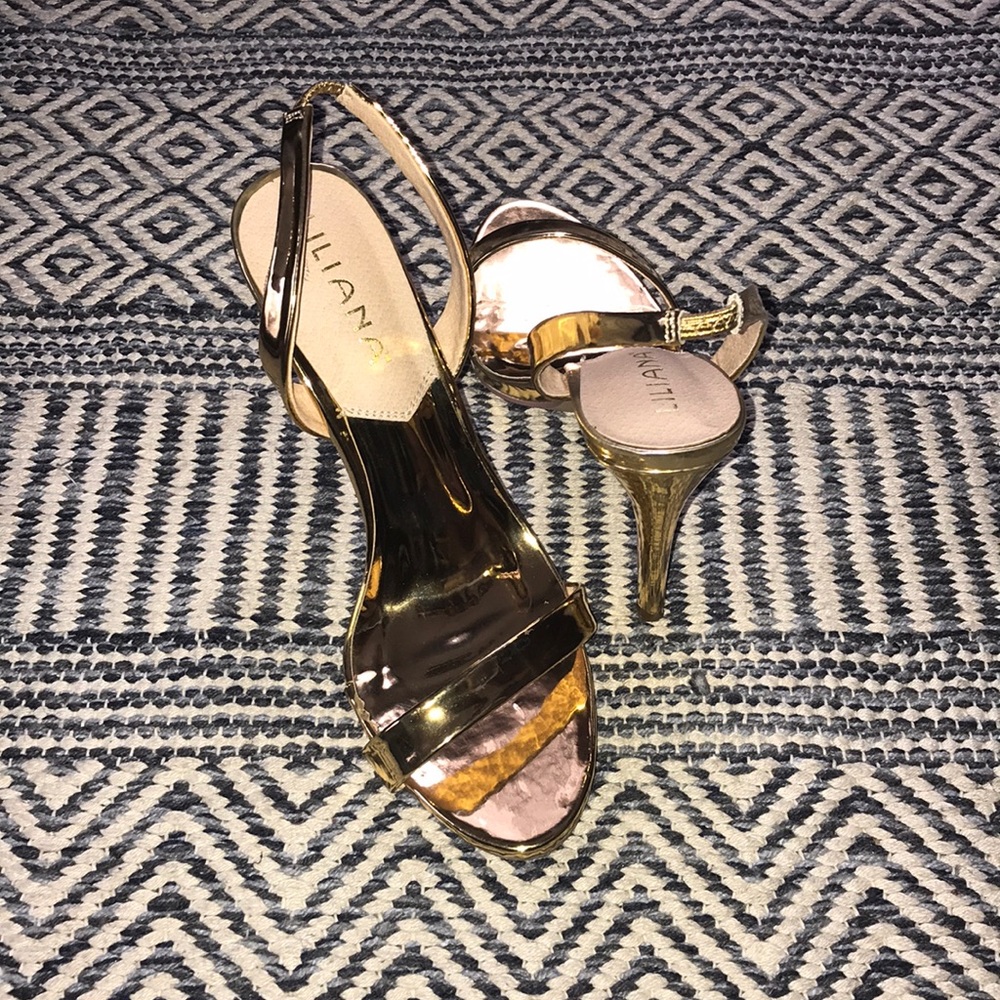 Gold heels only worn once 💋
